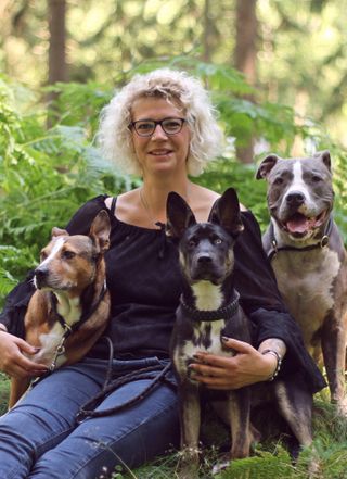 Katharina „Tina“ Linnemüller mit ihren Hunden Marla, Sparky und Stevie (2021)