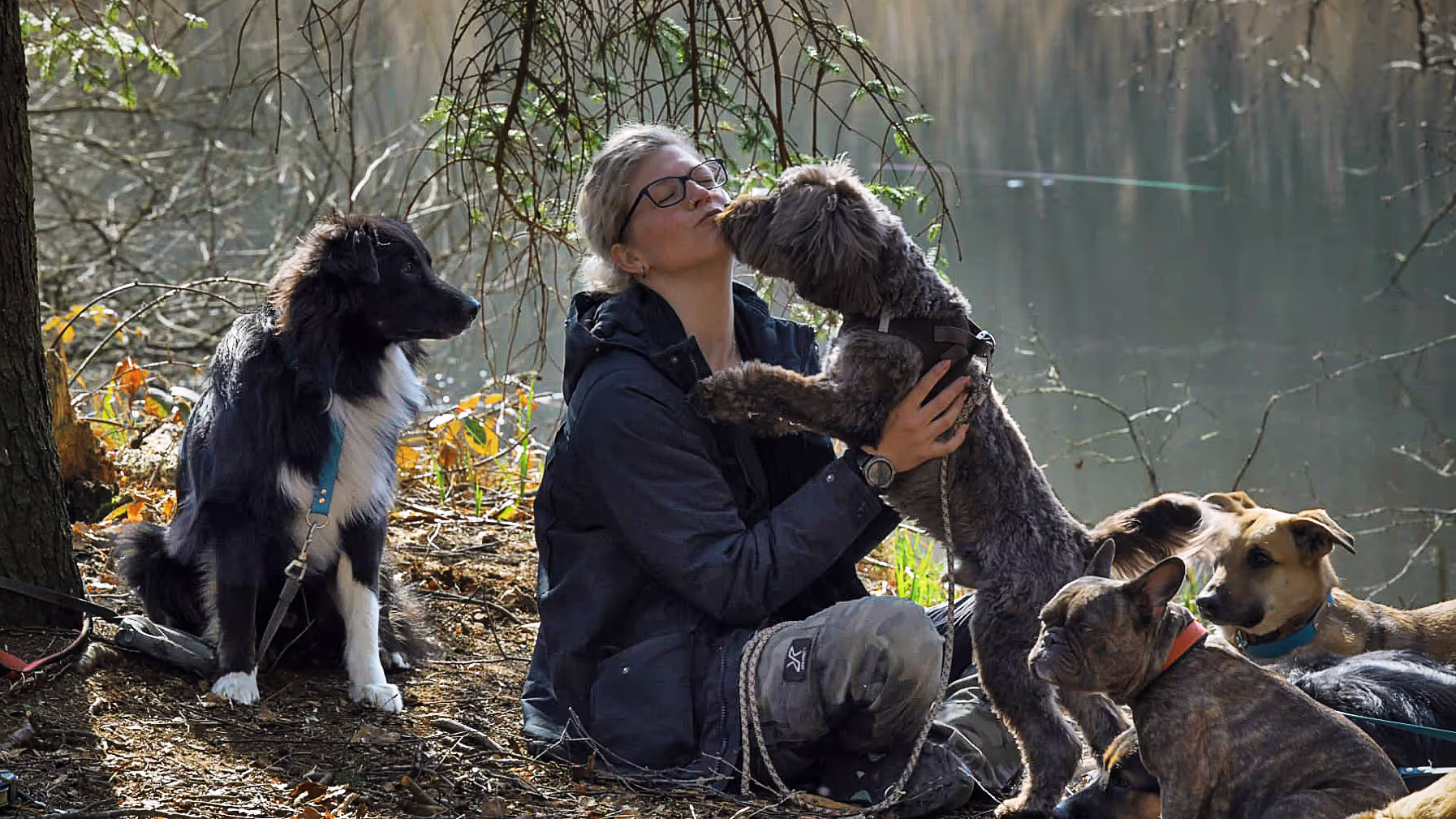 Katharina „Tina“ Linnemüller während einer Gassipause am See