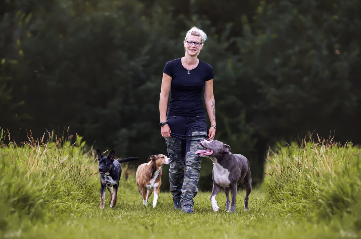 Tina Linnemüller mit ihren drei Hunden